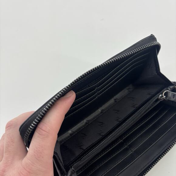 Simply Vera Wallet Black Zippered Signature Wallet 4"H X 7.5"L FREE SHIPPING - Picture 4 of 5